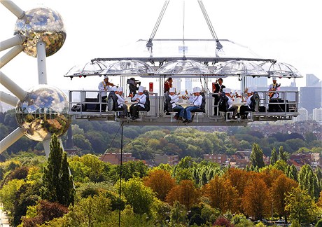 Dinner in The Sky. Nejpodivnjí restaurace v Bruselu. 