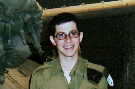 Pt let zadrovaný voják Gilad alit