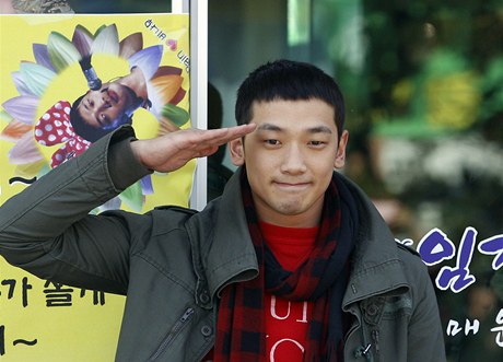 Jihokorejský popový zpvák Rain se v úterý osobn rozlouil se stovkami svých fanouk a nastoupil na tém dva roky trvající vojenskou slubu. 