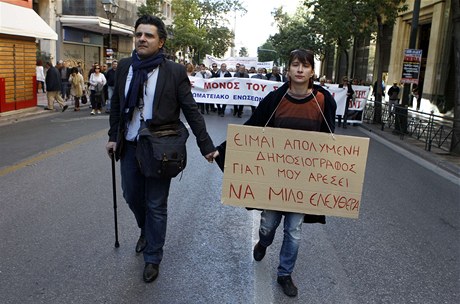 Zhruba 2000 noviná demonstrovalo v centru Atén proti zvyující se nezamstnanosti ve sdlovacích prostedcích