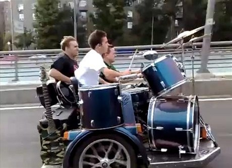 'Brémtí muzikanti' na moskevských silnicích