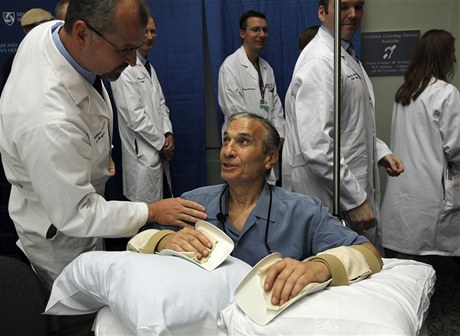 Tým eského chirurga Bohdana Pomahae transplantoval v nemocnici v Bostonu ob ruce ptaedesátiletému Amerianovi