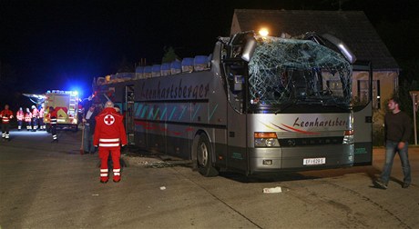 Na eskokrumlovsku nedaleko Dolního Dvoit havaroval pln obsazený rakouský autobus.