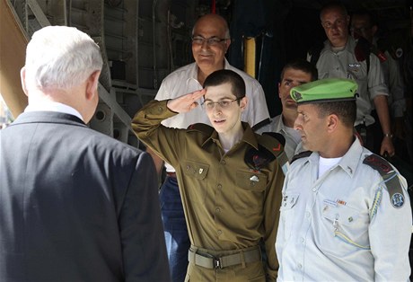 alit salutuje ped premiérem Netanjahuem.