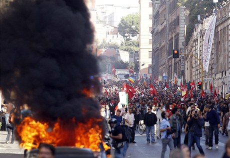 Hoící auto bhem boulivých protest v ím.