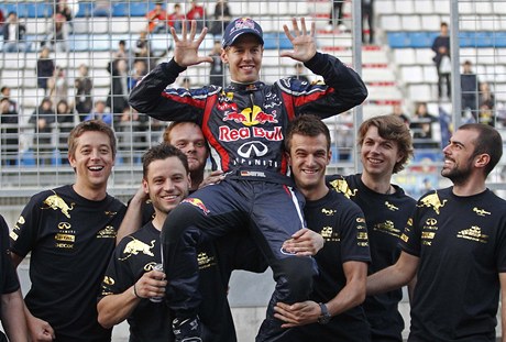 Sebastian Vettel na rukou svých týmových koleg