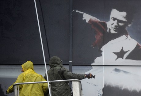 Pracovníci odstraují obí fotografii Josefa Bicana ze stadionu Slavie v Edenu