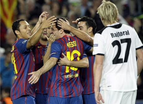 Fotbalisté Barcelony oslavují první gól Iniesty