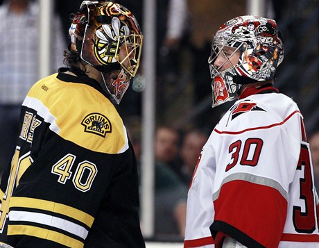 Branká Bostonu Tuukka Rask (vlevo) a gólman Caroliny Hurricanes