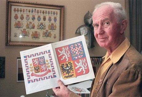 Autorem eského státního znaku je významný pedstavitel eské a evropské heraldiky Jií Louda. V ruce drí své návrhy na velký státní znak a prezidentskou standartu.