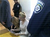 Tymoenková pi vynáení rozsudku neodtrhla oi od svého iPadu.