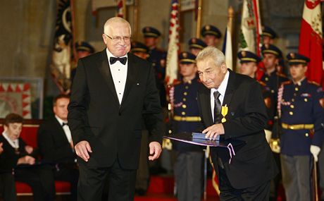 Prezident Václav Klaus udlil 28. íjna ve Vladislavském sále Praského hradu u píleitosti státního svátku 