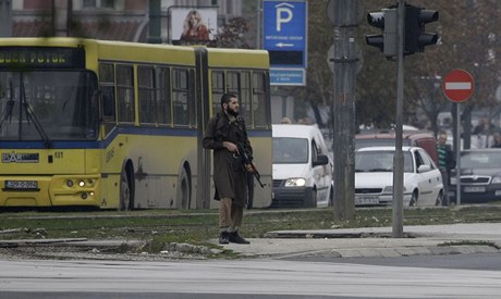 Ozbrojenec stílel na americkou ambasádu v Sarajevu 
