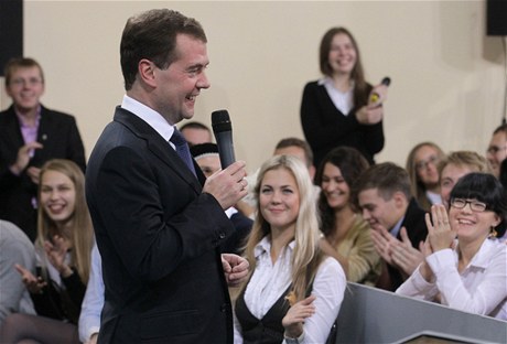 Setkání jen s vyvolenými. Dmitrij Medvedv na moskeveské fakult urnalistiky. 