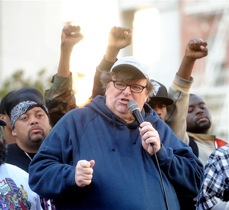 Demonstranty v kalifornském Oaklandu podpoil americký dokumentarista Michael Moore.