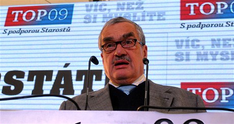 Karel Schwarzenberg na snmu TOP 09 pijal prezidentskou kandidaturu.