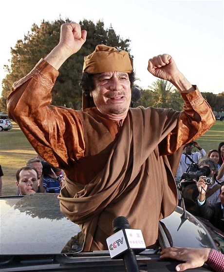 Kaddáfí na snímku z dubna roku 2011, kdy v Tripolisu jednal z pedstaviteli afrických stát o situaci v Libyi.
