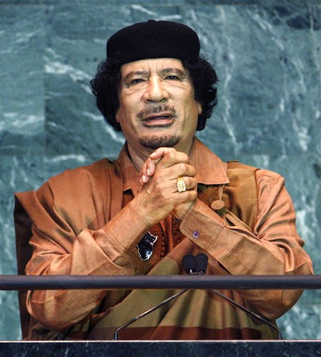 Muammar Kaddáfí na pd sídla OSN v New Yorku v záí roku 2009.