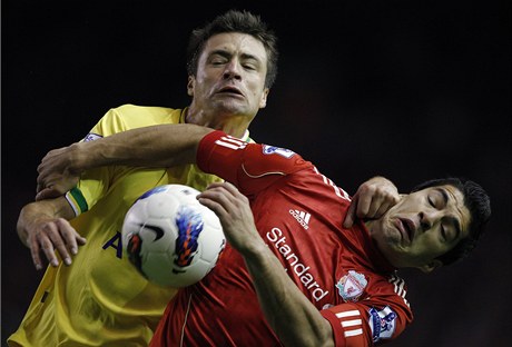 Luis Suarez (vpravo) a Russell Martin 