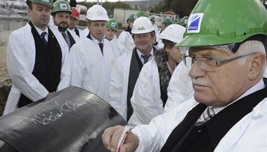 Prezident Vclav Klaus se zastnil v obci Brandov na Mostecku slavnostnho sputn hranin pedvac stanice plynu 