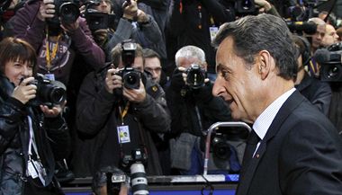 Francouzsk prezident Nicolas Sarkozy po pjezdu na summit.