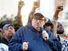Demonstranty v kalifornskm Oaklandu podpoil americk dokumentarista Michael Moore.