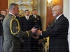 Prezident Klaus jmenuje Miroslava iku generálem.