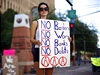 Dívka s transparentem na protestu proti sociální nerovnosti ve Phoenixu. Tyto demonstrace zaaly v polovin záí v Zuccotti parku v New Yorku. Od té doby se íí napí Spojenými státy dál do celého svta.