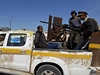Povstalci peváejí zadrené vojáky, kteí bojovali na stran Kaddáfího, do vzení. 