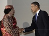 Plukovník Kaddáfí si podává ruku s americkým prezidentem Barackem Obamou ped veeí na summitu G8 v  L'Aquila v Itálii (ervenec 2009).
