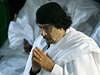 Muammar Kaddáfí pi modlitbách v Benghází.