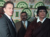 Kaddáfí si podává ruku s tehdejím britským premiérem Tony Blairem pi pobytu britského politika v Tripolisu (bezen 2004). 