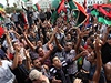 Radost na námstí v Tripolisu. Ruce nad hlavou a prsty vztyené ve tvaru "V" na znamení vítzství. Vichni, kdo byli na stran povstalc, zaali po zpráv o zabití Kaddáfího slavit. 