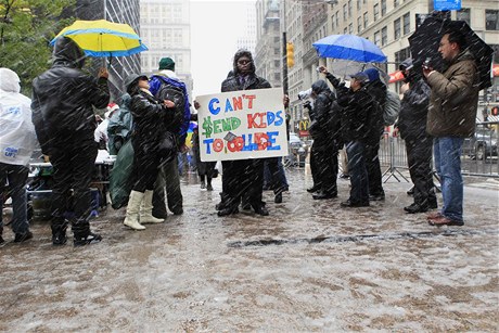 V newyorském parku Zuccotti pokrauje protestní kempování proti sociální nerovnosti.