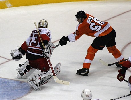 eský hokejista Jaromír Jágr z Philadelphie Flyers skóruje v NHl do sít Caroliny Hurracinaces