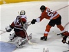 eský hokejista Jaromír Jágr z Philadelphie Flyers skóruje v NHl do sít Caroliny Hurracinaces