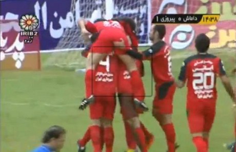 Írántí fotbalisté jsou na pranýi kvli típanci do zadku