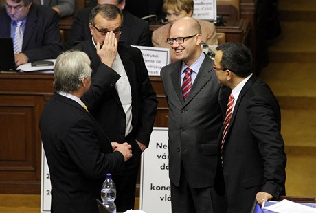 Ministr financí Miroslav Kalousek (druhý zleva) a pedseda SSD Bohuslav Sobotka (druhý zprava) na jednání Poslanecké snmovny. Na programu bylo projednávání státního rozpotu na rok 2012 v prvním tení. 