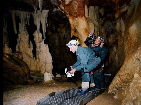 Nevídané stopy. Werner Herzog se svým tábem v jeskyni, která byla desítky tisíc let hermeticky uzavená. 