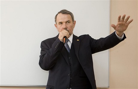 Petr Hájek pi diskuzi na Univerzit J. A. Komenského na téma Média nám (ne)vládnou v roce 2010