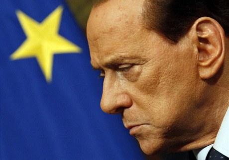 Berlusconi rezignuje, v parlamentu ztratil vtinu