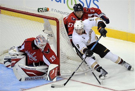 eský branká Tomá Vokoun z Washingtonu Capitals chytá v NHL jednu z ancí týmu Anaheim Ducks 