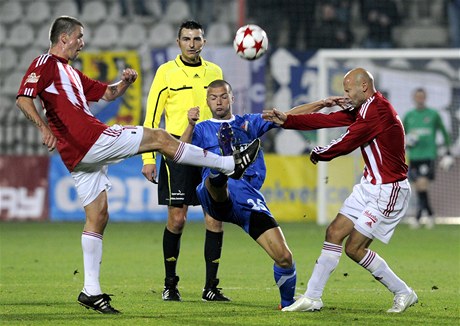 Viktoria ikov - Baník Ostrava, zleva Richard Kalod ze ikova, Václav Svrko z Ostravy a Marcel astný ze ikova. 