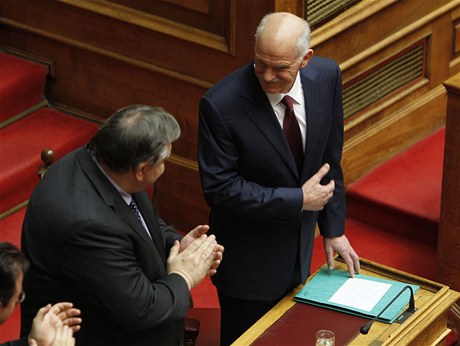 eckému premiérovi Jorgosi Papandreovi tleská po projevu v Parlamentu ministr financí Evangelos Venizelos.