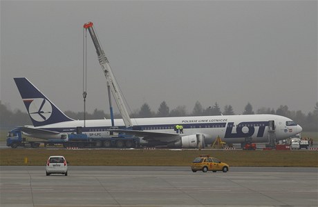 Jeáby zvedají rozbitý Boeing