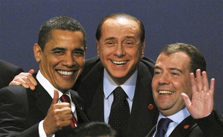 Jsme jedniky. Berlusconi s Barackem Obamou a Dmitrijem Medvedvem na summitu G20 v roce 2009.