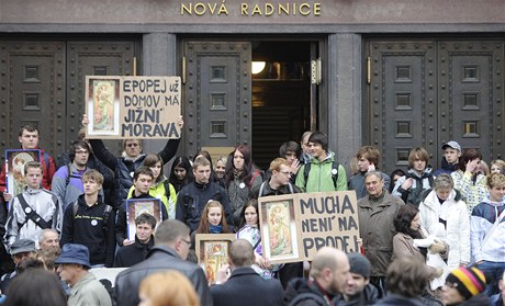 Demonstarnti v Praze protestují proti thování Slovanské epopeje