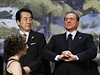Silvio si zakládá na své munosti. Na tomto snímku ze summitu G8 ale pvaby mladých hostesek zaujaly i jinak seriózní a astn enaté prezidenty Obamu a Sarkozyho.
