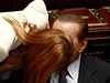 Berlusconi má slabost pro krásné eny. Zde hovoí se svou ministryní turismu Brambillaovou.