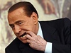 Koukejte, vechny zuby jsou moje! Berlusconi na tiskové konferenci letos v únoru.